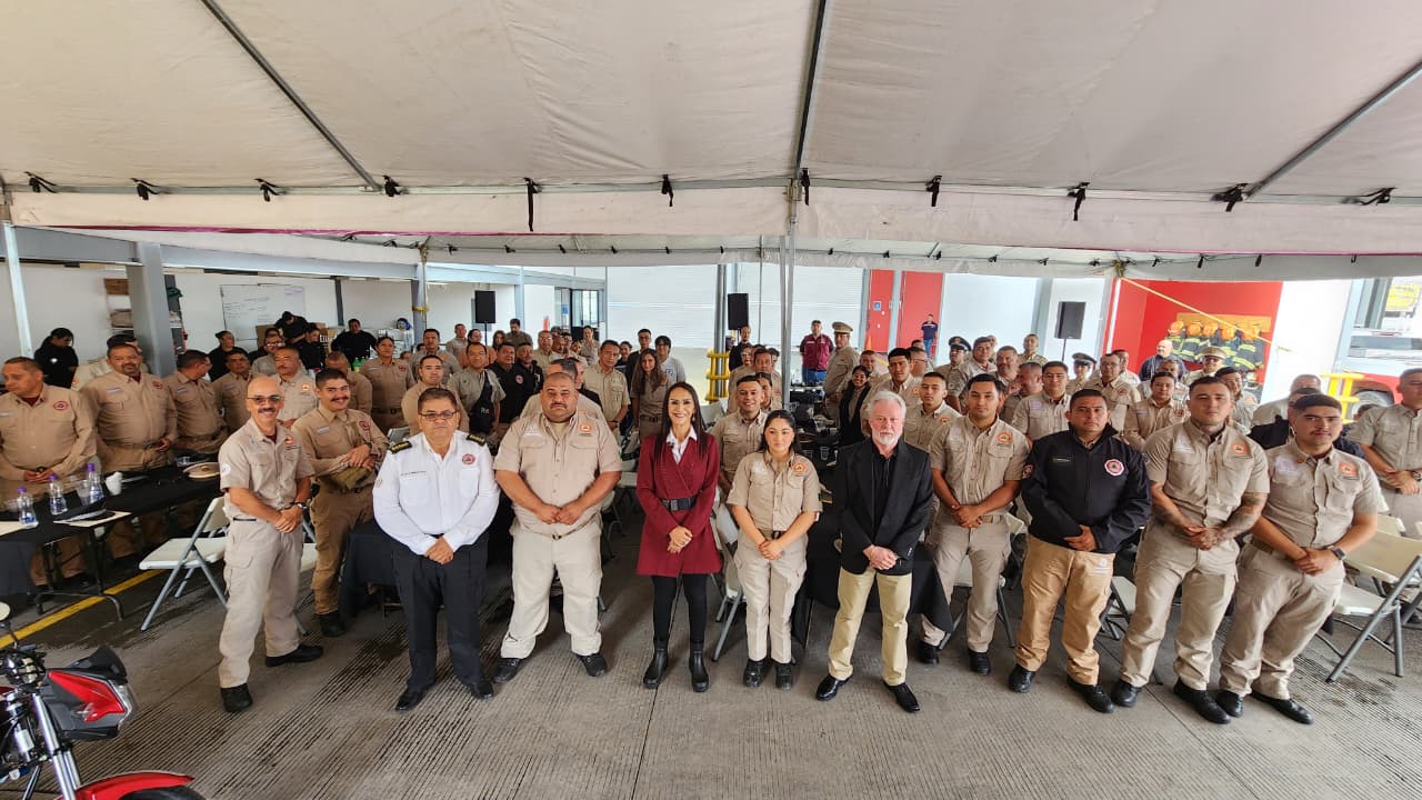 RECONOCE LAURA IMELDA LA LABOR HEROICA DE LAS Y LOS BOMBEROS DEL MUNICIPIO